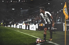 电子竞技足球官网-Uzi关键节点爆冷，加拿大队带队取胜！