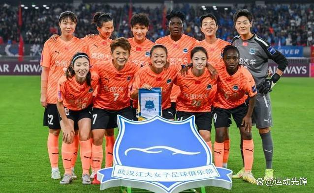 女子足球明星代表国家参赛获胜利